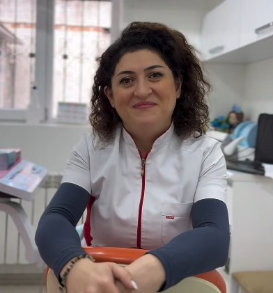 Dr. Vəfa Məmmədova stomatoloji kabinetdə
